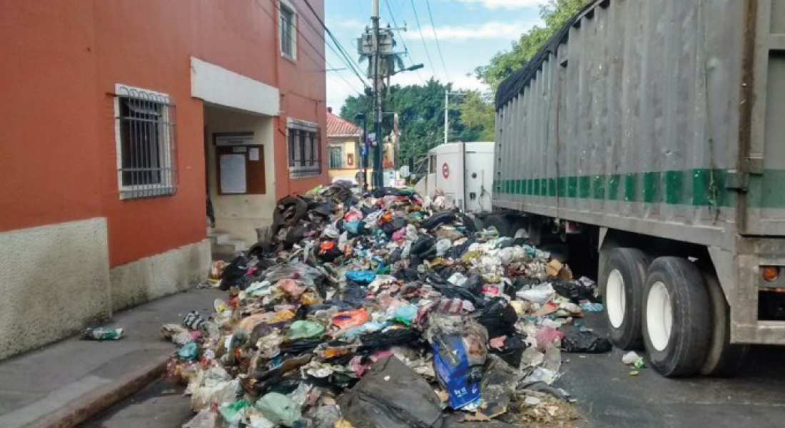 Cantidades de basura principalmente plastico