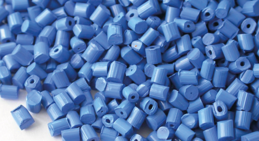 Pellets azules de plástico